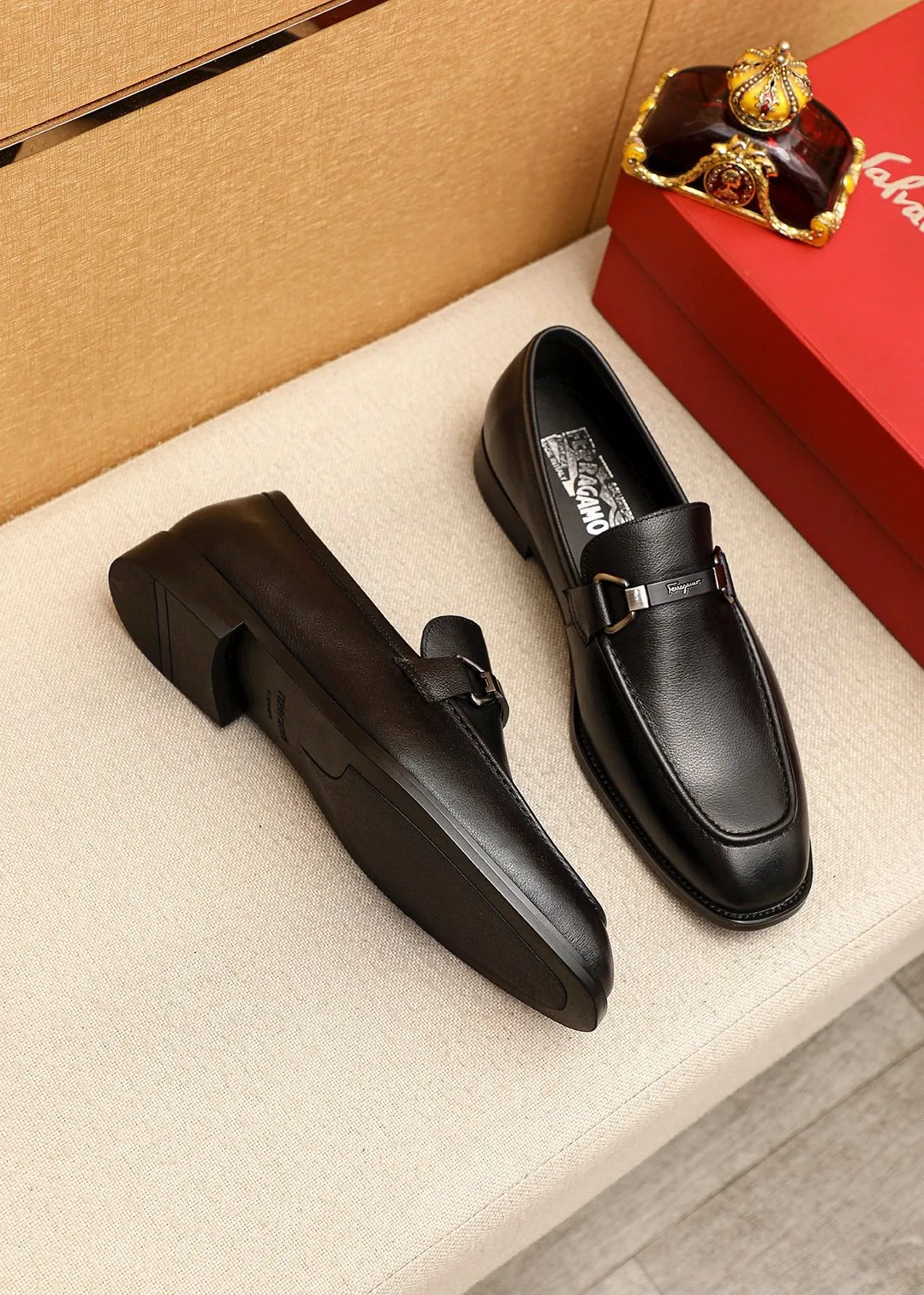Men's shoes 💰480 💐 Product trademark: Ferragamo "Ferragamo" casual leather shoes Regular size: 38-44 (45.46🉑️customized) Product materials: Selected imported first-layer calfskin upper + luxury hardware buckle, imported water-dyed cow leather lining. Strong three-dimensional visual effect, original rubber outsole Color: 3⃣️colors available